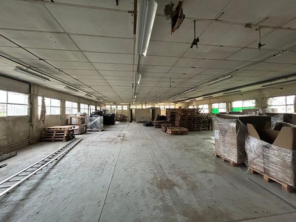 Local Commercial
        
        - 1895 m²