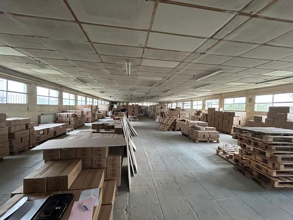 Local Commercial
        
        - 1895 m²