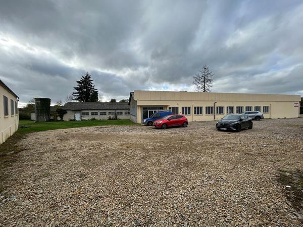 Local Commercial
        
        - 1895 m²