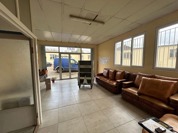Local Commercial
        
        - 1895 m²
