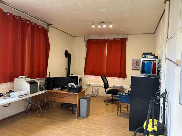 Local Commercial
        
        - 1895 m²