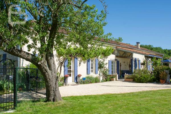 Villeréal (47210) Spacieuse maison quercynoise avec piscine et dépendance