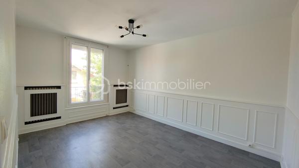Situé au 1er étage d’un bel immeuble ancien en briques dans le quartier de Merlan venez découvrir ce charmant 3 pièces de 56,7 m².

Traversant et particulièrement lumineux, ce bien se compose :

D’une entrée spacieuse (7,5 m²) ;
D’un agréable séjour (14,7 m²) et d’une cuisine séparée (7,2 m²) complétée par un espace buanderie ultra-pratique (1,9 m²) ;
De deux belles chambres confortables (12,5 m² et 11,4 m²) ;
D’un débarras idéal pour le stockage (1,5 m²) ;
D’une salle d’eau et d’un WC indépendant.

Les points forts qui font la différence :

DIAGNOSTICS EXCELLENTS : Les installations intérieures d'Électricité et de Gaz sont impeccables et ne comportent aucune anomalie.

Énergie maîtrisée : Chauffage individuel au gaz performant grâce à une chaudière à condensation récente installée en 2021 (marque e.l.m. leblanc).

Fenêtres en PVC double vitrage avec isolation renforcée et volets roulants.

Aucun matériau contenant de l'amiante détecté dans le logement.

Côté copropriété :
Le bien est situé au sein d’une toute jeune copropriété à taille humaine (seulement 9 lots privatifs d'habitation). La gestion est assurée par un syndic bénévole, garantissant des charges de copropriété extrêmement réduites et maîtrisées.