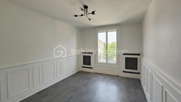 Situé au 1er étage d’un bel immeuble ancien en briques dans le quartier de Merlan venez découvrir ce charmant 3 pièces de 56,7 m².

Traversant et particulièrement lumineux, ce bien se compose :

D’une entrée spacieuse (7,5 m²) ;
D’un agréable séjour (14,7 m²) et d’une cuisine séparée (7,2 m²) complétée par un espace buanderie ultra-pratique (1,9 m²) ;
De deux belles chambres confortables (12,5 m² et 11,4 m²) ;
D’un débarras idéal pour le stockage (1,5 m²) ;
D’une salle d’eau et d’un WC indépendant.

Les points forts qui font la différence :

DIAGNOSTICS EXCELLENTS : Les installations intérieures d'Électricité et de Gaz sont impeccables et ne comportent aucune anomalie.

Énergie maîtrisée : Chauffage individuel au gaz performant grâce à une chaudière à condensation récente installée en 2021 (marque e.l.m. leblanc).

Fenêtres en PVC double vitrage avec isolation renforcée et volets roulants.

Aucun matériau contenant de l'amiante détecté dans le logement.

Côté copropriété :
Le bien est situé au sein d’une toute jeune copropriété à taille humaine (seulement 9 lots privatifs d'habitation). La gestion est assurée par un syndic bénévole, garantissant des charges de copropriété extrêmement réduites et maîtrisées.
