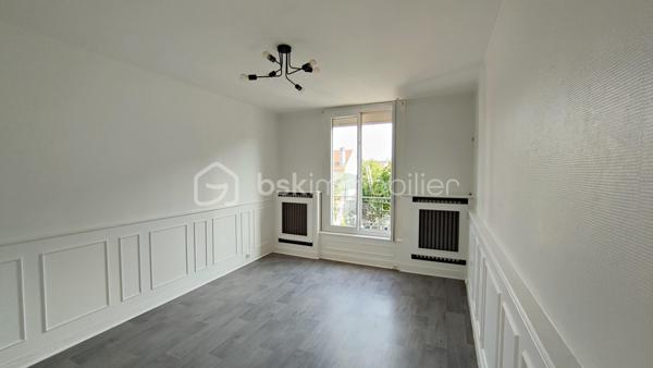 Situé au 1er étage d’un bel immeuble ancien en briques dans le quartier de Merlan venez découvrir ce charmant 3 pièces de 56,7 m².

Traversant et particulièrement lumineux, ce bien se compose :

D’une entrée spacieuse (7,5 m²) ;
D’un agréable séjour (14,7 m²) et d’une cuisine séparée (7,2 m²) complétée par un espace buanderie ultra-pratique (1,9 m²) ;
De deux belles chambres confortables (12,5 m² et 11,4 m²) ;
D’un débarras idéal pour le stockage (1,5 m²) ;
D’une salle d’eau et d’un WC indépendant.

Les points forts qui font la différence :

DIAGNOSTICS EXCELLENTS : Les installations intérieures d'Électricité et de Gaz sont impeccables et ne comportent aucune anomalie.

Énergie maîtrisée : Chauffage individuel au gaz performant grâce à une chaudière à condensation récente installée en 2021 (marque e.l.m. leblanc).

Fenêtres en PVC double vitrage avec isolation renforcée et volets roulants.

Aucun matériau contenant de l'amiante détecté dans le logement.

Côté copropriété :
Le bien est situé au sein d’une toute jeune copropriété à taille humaine (seulement 9 lots privatifs d'habitation). La gestion est assurée par un syndic bénévole, garantissant des charges de copropriété extrêmement réduites et maîtrisées.