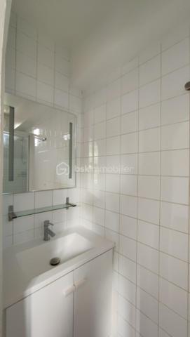 Situé au 1er étage d’un bel immeuble ancien en briques dans le quartier de Merlan venez découvrir ce charmant 3 pièces de 56,7 m².

Traversant et particulièrement lumineux, ce bien se compose :

D’une entrée spacieuse (7,5 m²) ;
D’un agréable séjour (14,7 m²) et d’une cuisine séparée (7,2 m²) complétée par un espace buanderie ultra-pratique (1,9 m²) ;
De deux belles chambres confortables (12,5 m² et 11,4 m²) ;
D’un débarras idéal pour le stockage (1,5 m²) ;
D’une salle d’eau et d’un WC indépendant.

Les points forts qui font la différence :

DIAGNOSTICS EXCELLENTS : Les installations intérieures d'Électricité et de Gaz sont impeccables et ne comportent aucune anomalie.

Énergie maîtrisée : Chauffage individuel au gaz performant grâce à une chaudière à condensation récente installée en 2021 (marque e.l.m. leblanc).

Fenêtres en PVC double vitrage avec isolation renforcée et volets roulants.

Aucun matériau contenant de l'amiante détecté dans le logement.

Côté copropriété :
Le bien est situé au sein d’une toute jeune copropriété à taille humaine (seulement 9 lots privatifs d'habitation). La gestion est assurée par un syndic bénévole, garantissant des charges de copropriété extrêmement réduites et maîtrisées.