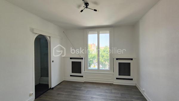 Situé au 1er étage d’un bel immeuble ancien en briques dans le quartier de Merlan venez découvrir ce charmant 3 pièces de 56,7 m².

Traversant et particulièrement lumineux, ce bien se compose :

D’une entrée spacieuse (7,5 m²) ;
D’un agréable séjour (14,7 m²) et d’une cuisine séparée (7,2 m²) complétée par un espace buanderie ultra-pratique (1,9 m²) ;
De deux belles chambres confortables (12,5 m² et 11,4 m²) ;
D’un débarras idéal pour le stockage (1,5 m²) ;
D’une salle d’eau et d’un WC indépendant.

Les points forts qui font la différence :

DIAGNOSTICS EXCELLENTS : Les installations intérieures d'Électricité et de Gaz sont impeccables et ne comportent aucune anomalie.

Énergie maîtrisée : Chauffage individuel au gaz performant grâce à une chaudière à condensation récente installée en 2021 (marque e.l.m. leblanc).

Fenêtres en PVC double vitrage avec isolation renforcée et volets roulants.

Aucun matériau contenant de l'amiante détecté dans le logement.

Côté copropriété :
Le bien est situé au sein d’une toute jeune copropriété à taille humaine (seulement 9 lots privatifs d'habitation). La gestion est assurée par un syndic bénévole, garantissant des charges de copropriété extrêmement réduites et maîtrisées.