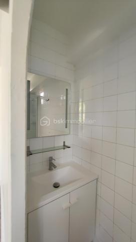 Situé au 1er étage d’un bel immeuble ancien en briques dans le quartier de Merlan venez découvrir ce charmant 3 pièces de 56,7 m².

Traversant et particulièrement lumineux, ce bien se compose :

D’une entrée spacieuse (7,5 m²) ;
D’un agréable séjour (14,7 m²) et d’une cuisine séparée (7,2 m²) complétée par un espace buanderie ultra-pratique (1,9 m²) ;
De deux belles chambres confortables (12,5 m² et 11,4 m²) ;
D’un débarras idéal pour le stockage (1,5 m²) ;
D’une salle d’eau et d’un WC indépendant.

Les points forts qui font la différence :

DIAGNOSTICS EXCELLENTS : Les installations intérieures d'Électricité et de Gaz sont impeccables et ne comportent aucune anomalie.

Énergie maîtrisée : Chauffage individuel au gaz performant grâce à une chaudière à condensation récente installée en 2021 (marque e.l.m. leblanc).

Fenêtres en PVC double vitrage avec isolation renforcée et volets roulants.

Aucun matériau contenant de l'amiante détecté dans le logement.

Côté copropriété :
Le bien est situé au sein d’une toute jeune copropriété à taille humaine (seulement 9 lots privatifs d'habitation). La gestion est assurée par un syndic bénévole, garantissant des charges de copropriété extrêmement réduites et maîtrisées.