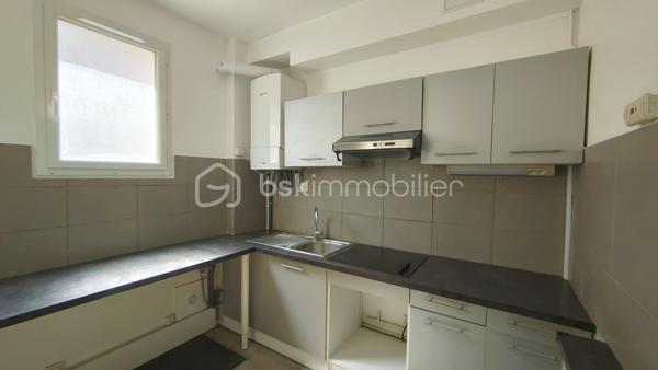 Situé au 1er étage d’un bel immeuble ancien en briques dans le quartier de Merlan venez découvrir ce charmant 3 pièces de 56,7 m².

Traversant et particulièrement lumineux, ce bien se compose :

D’une entrée spacieuse (7,5 m²) ;
D’un agréable séjour (14,7 m²) et d’une cuisine séparée (7,2 m²) complétée par un espace buanderie ultra-pratique (1,9 m²) ;
De deux belles chambres confortables (12,5 m² et 11,4 m²) ;
D’un débarras idéal pour le stockage (1,5 m²) ;
D’une salle d’eau et d’un WC indépendant.

Les points forts qui font la différence :

DIAGNOSTICS EXCELLENTS : Les installations intérieures d'Électricité et de Gaz sont impeccables et ne comportent aucune anomalie.

Énergie maîtrisée : Chauffage individuel au gaz performant grâce à une chaudière à condensation récente installée en 2021 (marque e.l.m. leblanc).

Fenêtres en PVC double vitrage avec isolation renforcée et volets roulants.

Aucun matériau contenant de l'amiante détecté dans le logement.

Côté copropriété :
Le bien est situé au sein d’une toute jeune copropriété à taille humaine (seulement 9 lots privatifs d'habitation). La gestion est assurée par un syndic bénévole, garantissant des charges de copropriété extrêmement réduites et maîtrisées.