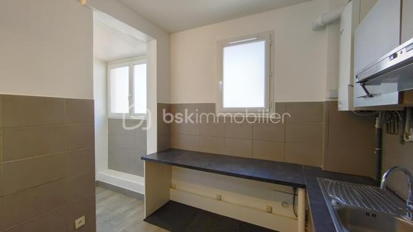 Situé au 1er étage d’un bel immeuble ancien en briques dans le quartier de Merlan venez découvrir ce charmant 3 pièces de 56,7 m².

Traversant et particulièrement lumineux, ce bien se compose :

D’une entrée spacieuse (7,5 m²) ;
D’un agréable séjour (14,7 m²) et d’une cuisine séparée (7,2 m²) complétée par un espace buanderie ultra-pratique (1,9 m²) ;
De deux belles chambres confortables (12,5 m² et 11,4 m²) ;
D’un débarras idéal pour le stockage (1,5 m²) ;
D’une salle d’eau et d’un WC indépendant.

Les points forts qui font la différence :

DIAGNOSTICS EXCELLENTS : Les installations intérieures d'Électricité et de Gaz sont impeccables et ne comportent aucune anomalie.

Énergie maîtrisée : Chauffage individuel au gaz performant grâce à une chaudière à condensation récente installée en 2021 (marque e.l.m. leblanc).

Fenêtres en PVC double vitrage avec isolation renforcée et volets roulants.

Aucun matériau contenant de l'amiante détecté dans le logement.

Côté copropriété :
Le bien est situé au sein d’une toute jeune copropriété à taille humaine (seulement 9 lots privatifs d'habitation). La gestion est assurée par un syndic bénévole, garantissant des charges de copropriété extrêmement réduites et maîtrisées.