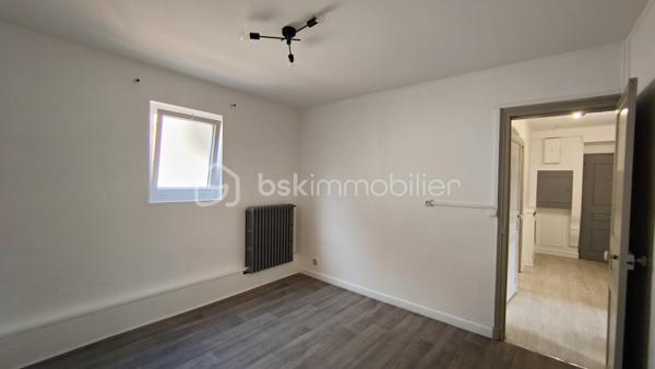 Situé au 1er étage d’un bel immeuble ancien en briques dans le quartier de Merlan venez découvrir ce charmant 3 pièces de 56,7 m².

Traversant et particulièrement lumineux, ce bien se compose :

D’une entrée spacieuse (7,5 m²) ;
D’un agréable séjour (14,7 m²) et d’une cuisine séparée (7,2 m²) complétée par un espace buanderie ultra-pratique (1,9 m²) ;
De deux belles chambres confortables (12,5 m² et 11,4 m²) ;
D’un débarras idéal pour le stockage (1,5 m²) ;
D’une salle d’eau et d’un WC indépendant.

Les points forts qui font la différence :

DIAGNOSTICS EXCELLENTS : Les installations intérieures d'Électricité et de Gaz sont impeccables et ne comportent aucune anomalie.

Énergie maîtrisée : Chauffage individuel au gaz performant grâce à une chaudière à condensation récente installée en 2021 (marque e.l.m. leblanc).

Fenêtres en PVC double vitrage avec isolation renforcée et volets roulants.

Aucun matériau contenant de l'amiante détecté dans le logement.

Côté copropriété :
Le bien est situé au sein d’une toute jeune copropriété à taille humaine (seulement 9 lots privatifs d'habitation). La gestion est assurée par un syndic bénévole, garantissant des charges de copropriété extrêmement réduites et maîtrisées.