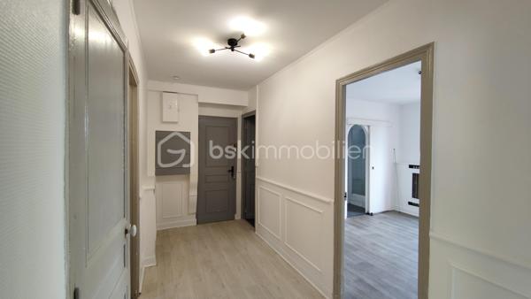 Situé au 1er étage d’un bel immeuble ancien en briques dans le quartier de Merlan venez découvrir ce charmant 3 pièces de 56,7 m².

Traversant et particulièrement lumineux, ce bien se compose :

D’une entrée spacieuse (7,5 m²) ;
D’un agréable séjour (14,7 m²) et d’une cuisine séparée (7,2 m²) complétée par un espace buanderie ultra-pratique (1,9 m²) ;
De deux belles chambres confortables (12,5 m² et 11,4 m²) ;
D’un débarras idéal pour le stockage (1,5 m²) ;
D’une salle d’eau et d’un WC indépendant.

Les points forts qui font la différence :

DIAGNOSTICS EXCELLENTS : Les installations intérieures d'Électricité et de Gaz sont impeccables et ne comportent aucune anomalie.

Énergie maîtrisée : Chauffage individuel au gaz performant grâce à une chaudière à condensation récente installée en 2021 (marque e.l.m. leblanc).

Fenêtres en PVC double vitrage avec isolation renforcée et volets roulants.

Aucun matériau contenant de l'amiante détecté dans le logement.

Côté copropriété :
Le bien est situé au sein d’une toute jeune copropriété à taille humaine (seulement 9 lots privatifs d'habitation). La gestion est assurée par un syndic bénévole, garantissant des charges de copropriété extrêmement réduites et maîtrisées.