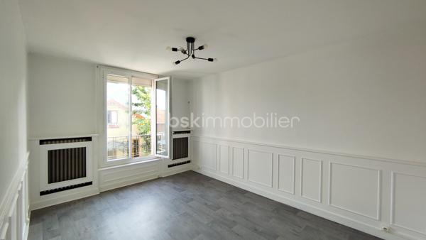 Situé au 1er étage d’un bel immeuble ancien en briques dans le quartier de Merlan venez découvrir ce charmant 3 pièces de 56,7 m².

Traversant et particulièrement lumineux, ce bien se compose :

D’une entrée spacieuse (7,5 m²) ;
D’un agréable séjour (14,7 m²) et d’une cuisine séparée (7,2 m²) complétée par un espace buanderie ultra-pratique (1,9 m²) ;
De deux belles chambres confortables (12,5 m² et 11,4 m²) ;
D’un débarras idéal pour le stockage (1,5 m²) ;
D’une salle d’eau et d’un WC indépendant.

Les points forts qui font la différence :

DIAGNOSTICS EXCELLENTS : Les installations intérieures d'Électricité et de Gaz sont impeccables et ne comportent aucune anomalie.

Énergie maîtrisée : Chauffage individuel au gaz performant grâce à une chaudière à condensation récente installée en 2021 (marque e.l.m. leblanc).

Fenêtres en PVC double vitrage avec isolation renforcée et volets roulants.

Aucun matériau contenant de l'amiante détecté dans le logement.

Côté copropriété :
Le bien est situé au sein d’une toute jeune copropriété à taille humaine (seulement 9 lots privatifs d'habitation). La gestion est assurée par un syndic bénévole, garantissant des charges de copropriété extrêmement réduites et maîtrisées.