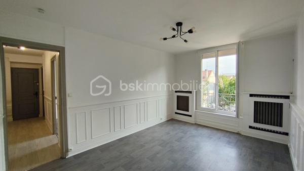 Situé au 1er étage d’un bel immeuble ancien en briques dans le quartier de Merlan venez découvrir ce charmant 3 pièces de 56,7 m².

Traversant et particulièrement lumineux, ce bien se compose :

D’une entrée spacieuse (7,5 m²) ;
D’un agréable séjour (14,7 m²) et d’une cuisine séparée (7,2 m²) complétée par un espace buanderie ultra-pratique (1,9 m²) ;
De deux belles chambres confortables (12,5 m² et 11,4 m²) ;
D’un débarras idéal pour le stockage (1,5 m²) ;
D’une salle d’eau et d’un WC indépendant.

Les points forts qui font la différence :

DIAGNOSTICS EXCELLENTS : Les installations intérieures d'Électricité et de Gaz sont impeccables et ne comportent aucune anomalie.

Énergie maîtrisée : Chauffage individuel au gaz performant grâce à une chaudière à condensation récente installée en 2021 (marque e.l.m. leblanc).

Fenêtres en PVC double vitrage avec isolation renforcée et volets roulants.

Aucun matériau contenant de l'amiante détecté dans le logement.

Côté copropriété :
Le bien est situé au sein d’une toute jeune copropriété à taille humaine (seulement 9 lots privatifs d'habitation). La gestion est assurée par un syndic bénévole, garantissant des charges de copropriété extrêmement réduites et maîtrisées.
