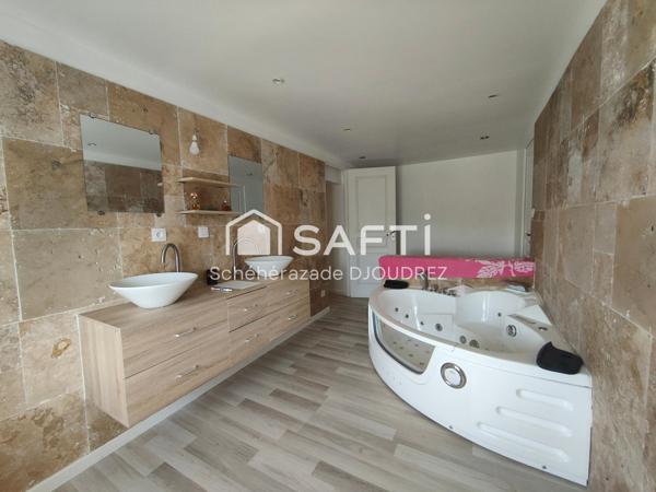 ANCIENNE FERME RENOVEE - 7 PIECES - DEPENDANCES - GRANGE - TERRAIN 1HA - GRENIER ET PIECES A AMENAGER