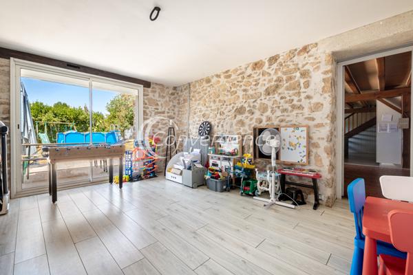 Maison
                                                                                                                                                                                                                                                                                                                        7 pièce(s)                                                                                                                                                                                                          5 chambre(s)                                                                                                                                                                                                          165  m²