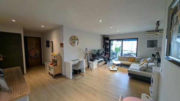 SUPERBE 4 pcs Entièrement Rénové à Mandelieu avec Garages