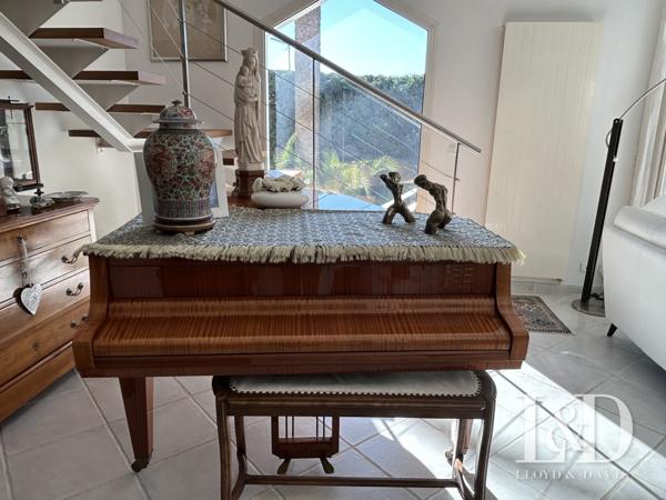 83700-ST RAPHAEL-QUARTIER PRISE LES PLAINES-SUPERBE VILLA T6 AVEC PISCINE ET JARDIN PAYSAGER