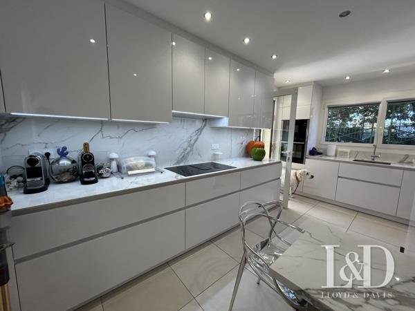 83700-ST RAPHAEL-QUARTIER PRISE LES PLAINES-SUPERBE VILLA T6 AVEC PISCINE ET JARDIN PAYSAGER