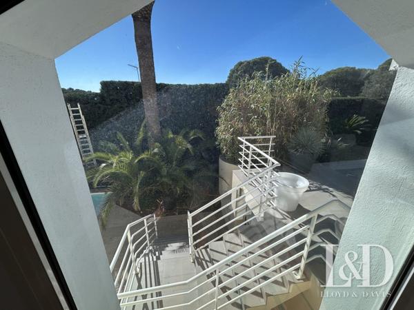 83700-ST RAPHAEL-QUARTIER PRISE LES PLAINES-SUPERBE VILLA T6 AVEC PISCINE ET JARDIN PAYSAGER