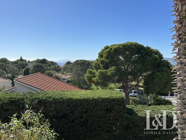 83700-ST RAPHAEL-QUARTIER PRISE LES PLAINES-SUPERBE VILLA T6 AVEC PISCINE ET JARDIN PAYSAGER