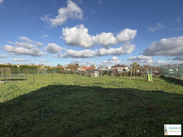 CHARRON – MAISON DE PLAIN-PIED – 4 CHAMBRES – GARAGE – GRAND JARDIN