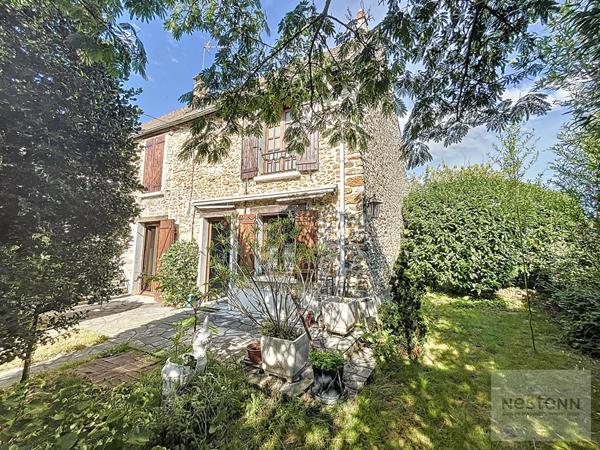 À Vendre - plein coeur de Leuville - proche des écoles, des transports et des commerces - beaux volumes