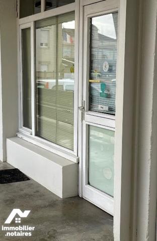 Local commercial situé au RDC avec salle d'attente, couloir WC et deux pièces. Libre actuellement.