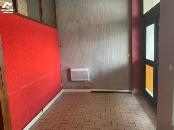 Local commercial situé au RDC avec salle d'attente, couloir WC et deux pièces. Libre actuellement.