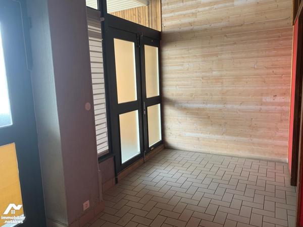 Local commercial situé au RDC avec salle d'attente, couloir WC et deux pièces. Libre actuellement.
