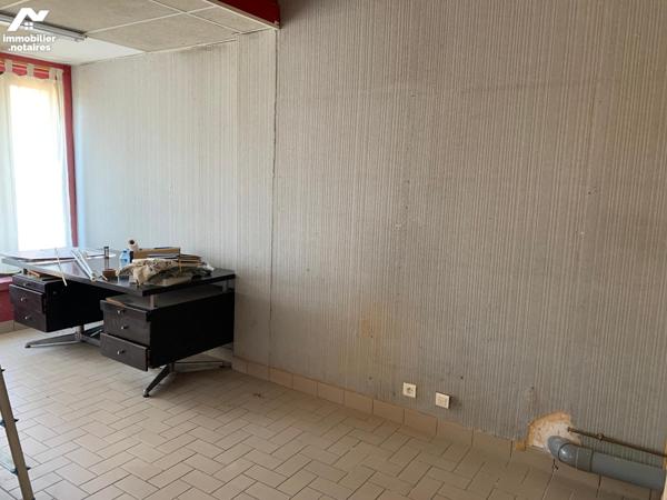 Local commercial situé au RDC avec salle d'attente, couloir WC et deux pièces. Libre actuellement.