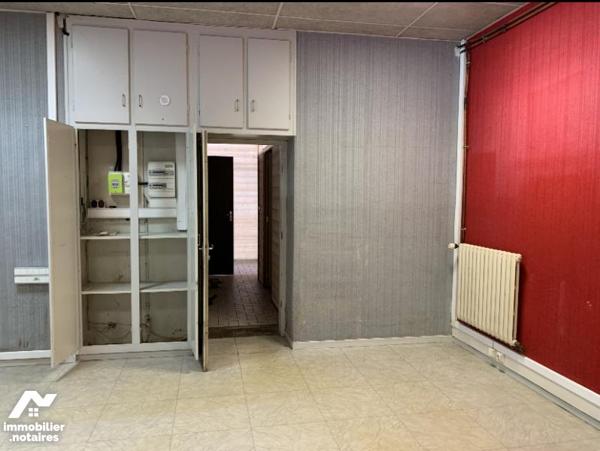Local commercial situé au RDC avec salle d'attente, couloir WC et deux pièces. Libre actuellement.