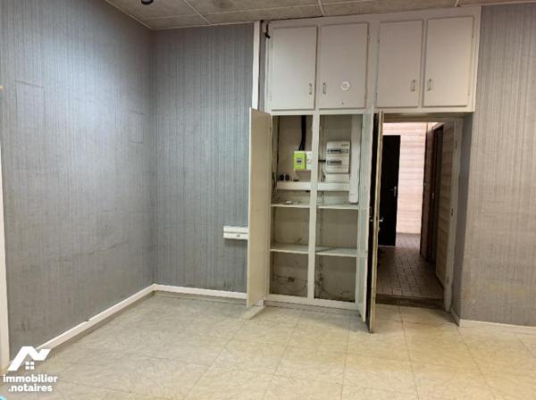 Local commercial situé au RDC avec salle d'attente, couloir WC et deux pièces. Libre actuellement.