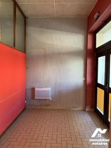 Local commercial situé au RDC avec salle d'attente, couloir WC et deux pièces. Libre actuellement.