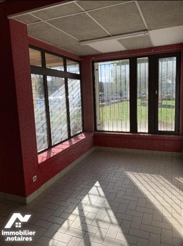 Local commercial situé au RDC avec salle d'attente, couloir WC et deux pièces. Libre actuellement.