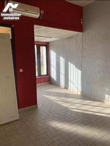 Local commercial situé au RDC avec salle d'attente, couloir WC et deux pièces. Libre actuellement.