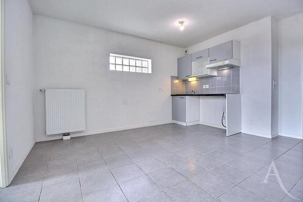 À VENDRE - Appartement T3 avec balcon et parkings