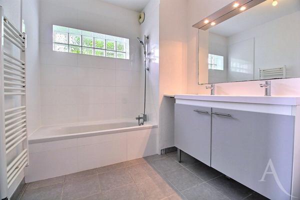 À VENDRE - Appartement T3 avec balcon et parkings