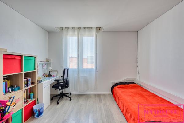 Maison
                                                                                                                                                                                                                                                                                                                        6 pièce(s)                                                                                                                                                                                                          4 chambre(s)                                                                                                                                                                                                          200  m²