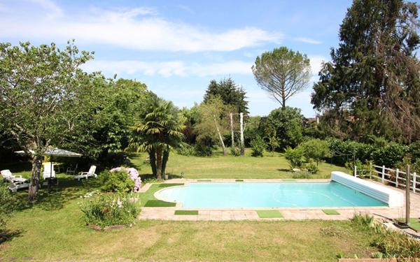 Maison à vendre    8 pièces •  Nay