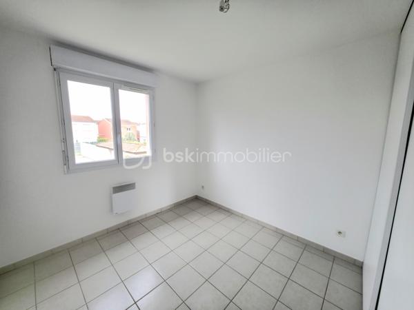 Au sein de la résidence sécurisée " Le clos Mireio " à Montélimar, maison de 83 m² sur 2 niveaux.

Au RDC entrée, WC indépendant, cuisine et séjour donnant accès sur le terrain d'environ 120 m², vous disposez également d'un garage et d'un stationnement privatif.

A l'étage, 3 chambres et salle de bain avec douche, WC indépendant.

Mitoyenneté par le garage uniquement.

Résidence sécurisée avec piscine.

Double vitrage, volets roulants, chauffage électrique, fibre optique, peintures neuve. 

Charges de copropriété :  100 € / mois

Taxe foncière : 1 260 € / An

Info contact : Mickaël GAUDISSARD  / 06 40 52 43 96