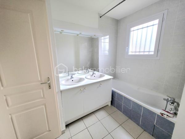 Au sein de la résidence sécurisée " Le clos Mireio " à Montélimar, maison de 83 m² sur 2 niveaux.

Au RDC entrée, WC indépendant, cuisine et séjour donnant accès sur le terrain d'environ 120 m², vous disposez également d'un garage et d'un stationnement privatif.

A l'étage, 3 chambres et salle de bain avec douche, WC indépendant.

Mitoyenneté par le garage uniquement.

Résidence sécurisée avec piscine.

Double vitrage, volets roulants, chauffage électrique, fibre optique, peintures neuve. 

Charges de copropriété :  100 € / mois

Taxe foncière : 1 260 € / An

Info contact : Mickaël GAUDISSARD  / 06 40 52 43 96