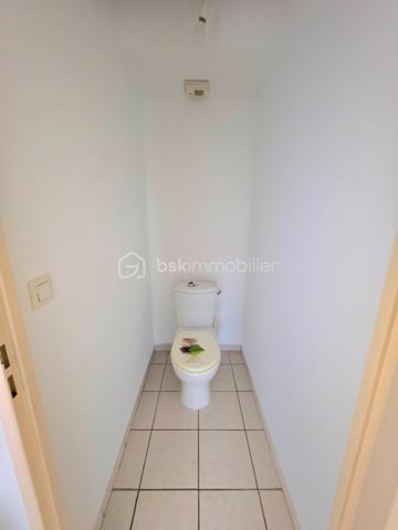 Au sein de la résidence sécurisée " Le clos Mireio " à Montélimar, maison de 83 m² sur 2 niveaux.

Au RDC entrée, WC indépendant, cuisine et séjour donnant accès sur le terrain d'environ 120 m², vous disposez également d'un garage et d'un stationnement privatif.

A l'étage, 3 chambres et salle de bain avec douche, WC indépendant.

Mitoyenneté par le garage uniquement.

Résidence sécurisée avec piscine.

Double vitrage, volets roulants, chauffage électrique, fibre optique, peintures neuve. 

Charges de copropriété :  100 € / mois

Taxe foncière : 1 260 € / An

Info contact : Mickaël GAUDISSARD  / 06 40 52 43 96