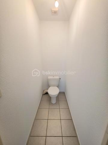Au sein de la résidence sécurisée " Le clos Mireio " à Montélimar, maison de 83 m² sur 2 niveaux.

Au RDC entrée, WC indépendant, cuisine et séjour donnant accès sur le terrain d'environ 120 m², vous disposez également d'un garage et d'un stationnement privatif.

A l'étage, 3 chambres et salle de bain avec douche, WC indépendant.

Mitoyenneté par le garage uniquement.

Résidence sécurisée avec piscine.

Double vitrage, volets roulants, chauffage électrique, fibre optique, peintures neuve. 

Charges de copropriété :  100 € / mois

Taxe foncière : 1 260 € / An

Info contact : Mickaël GAUDISSARD  / 06 40 52 43 96