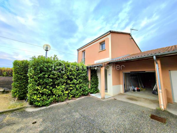 Au sein de la résidence sécurisée " Le clos Mireio " à Montélimar, maison de 83 m² sur 2 niveaux.

Au RDC entrée, WC indépendant, cuisine et séjour donnant accès sur le terrain d'environ 120 m², vous disposez également d'un garage et d'un stationnement privatif.

A l'étage, 3 chambres et salle de bain avec douche, WC indépendant.

Mitoyenneté par le garage uniquement.

Résidence sécurisée avec piscine.

Double vitrage, volets roulants, chauffage électrique, fibre optique, peintures neuve. 

Charges de copropriété :  100 € / mois

Taxe foncière : 1 260 € / An

Info contact : Mickaël GAUDISSARD  / 06 40 52 43 96