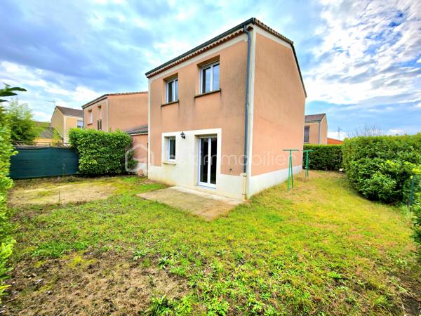 Au sein de la résidence sécurisée " Le clos Mireio " à Montélimar, maison de 83 m² sur 2 niveaux.

Au RDC entrée, WC indépendant, cuisine et séjour donnant accès sur le terrain d'environ 120 m², vous disposez également d'un garage et d'un stationnement privatif.

A l'étage, 3 chambres et salle de bain avec douche, WC indépendant.

Mitoyenneté par le garage uniquement.

Résidence sécurisée avec piscine.

Double vitrage, volets roulants, chauffage électrique, fibre optique, peintures neuve. 

Charges de copropriété :  100 € / mois

Taxe foncière : 1 260 € / An

Info contact : Mickaël GAUDISSARD  / 06 40 52 43 96