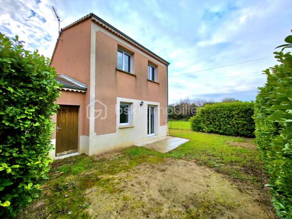 Au sein de la résidence sécurisée " Le clos Mireio " à Montélimar, maison de 83 m² sur 2 niveaux.

Au RDC entrée, WC indépendant, cuisine et séjour donnant accès sur le terrain d'environ 120 m², vous disposez également d'un garage et d'un stationnement privatif.

A l'étage, 3 chambres et salle de bain avec douche, WC indépendant.

Mitoyenneté par le garage uniquement.

Résidence sécurisée avec piscine.

Double vitrage, volets roulants, chauffage électrique, fibre optique, peintures neuve. 

Charges de copropriété :  100 € / mois

Taxe foncière : 1 260 € / An

Info contact : Mickaël GAUDISSARD  / 06 40 52 43 96