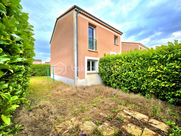Au sein de la résidence sécurisée " Le clos Mireio " à Montélimar, maison de 83 m² sur 2 niveaux.

Au RDC entrée, WC indépendant, cuisine et séjour donnant accès sur le terrain d'environ 120 m², vous disposez également d'un garage et d'un stationnement privatif.

A l'étage, 3 chambres et salle de bain avec douche, WC indépendant.

Mitoyenneté par le garage uniquement.

Résidence sécurisée avec piscine.

Double vitrage, volets roulants, chauffage électrique, fibre optique, peintures neuve. 

Charges de copropriété :  100 € / mois

Taxe foncière : 1 260 € / An

Info contact : Mickaël GAUDISSARD  / 06 40 52 43 96