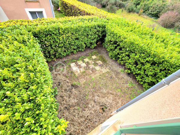 Au sein de la résidence sécurisée " Le clos Mireio " à Montélimar, maison de 83 m² sur 2 niveaux.

Au RDC entrée, WC indépendant, cuisine et séjour donnant accès sur le terrain d'environ 120 m², vous disposez également d'un garage et d'un stationnement privatif.

A l'étage, 3 chambres et salle de bain avec douche, WC indépendant.

Mitoyenneté par le garage uniquement.

Résidence sécurisée avec piscine.

Double vitrage, volets roulants, chauffage électrique, fibre optique, peintures neuve. 

Charges de copropriété :  100 € / mois

Taxe foncière : 1 260 € / An

Info contact : Mickaël GAUDISSARD  / 06 40 52 43 96