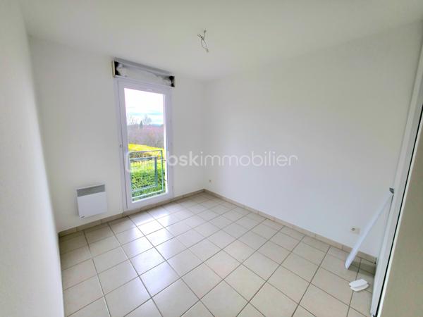 Au sein de la résidence sécurisée " Le clos Mireio " à Montélimar, maison de 83 m² sur 2 niveaux.

Au RDC entrée, WC indépendant, cuisine et séjour donnant accès sur le terrain d'environ 120 m², vous disposez également d'un garage et d'un stationnement privatif.

A l'étage, 3 chambres et salle de bain avec douche, WC indépendant.

Mitoyenneté par le garage uniquement.

Résidence sécurisée avec piscine.

Double vitrage, volets roulants, chauffage électrique, fibre optique, peintures neuve. 

Charges de copropriété :  100 € / mois

Taxe foncière : 1 260 € / An

Info contact : Mickaël GAUDISSARD  / 06 40 52 43 96